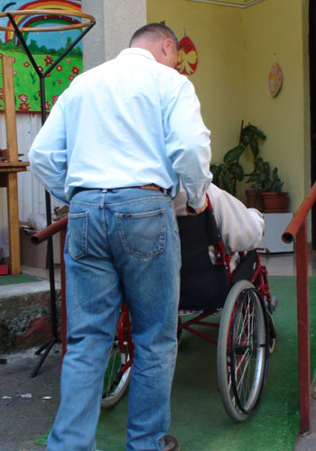 Persoane cu dizabilitati (c) eMM.ro